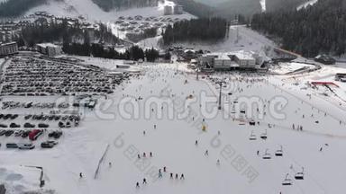 在滑雪场滑雪电梯附近的滑雪坡上看到很多人滑雪的空中景色